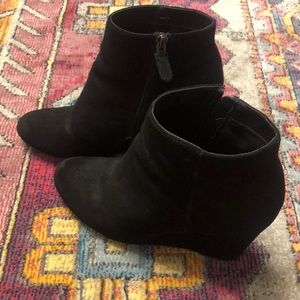 Dolce Vita Black Suede Wedgr Booties - EUC
